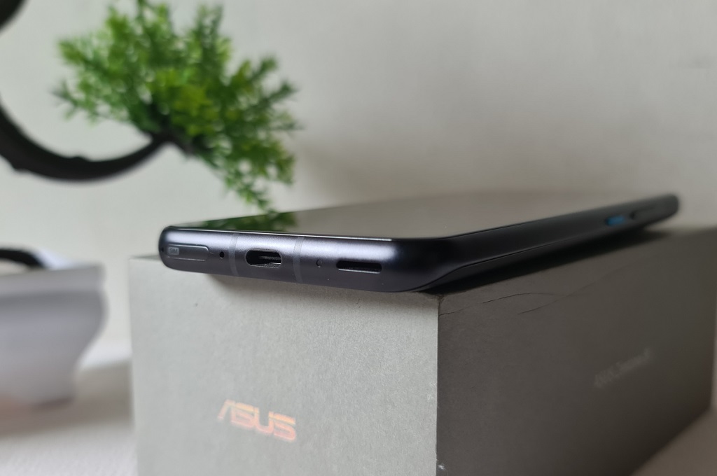 Asus Zenfone 8, Mungil, Bertenaga