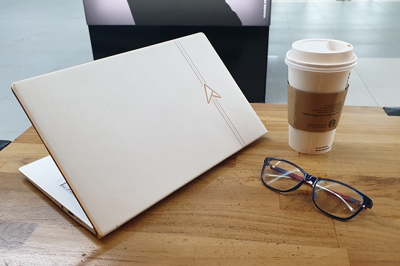 Menjajal Notebook Spesial Asus Zenbook Edition 30 UX334FL