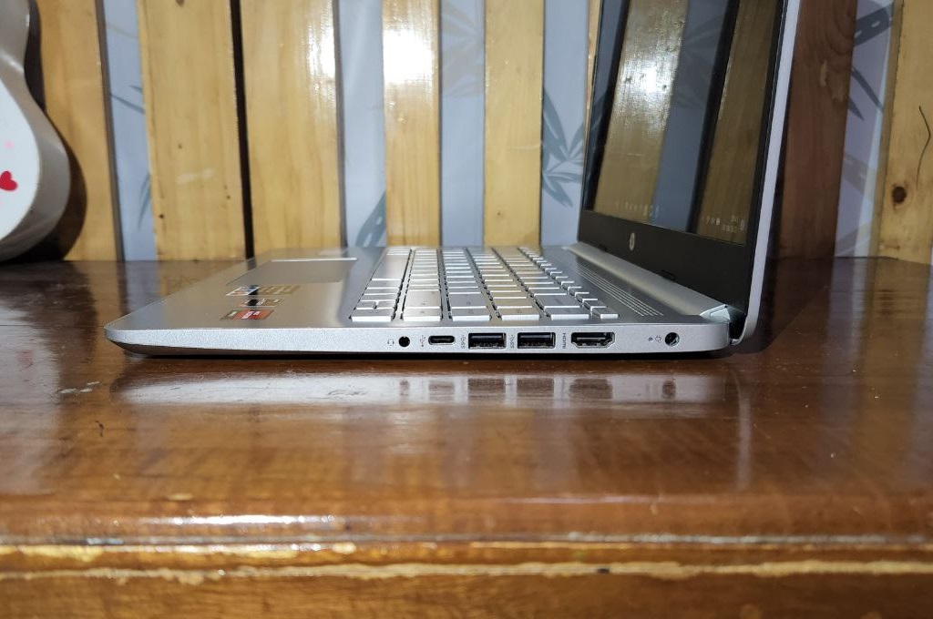 HP 14s Ryzen 7 5700U, Besar Bertenaga