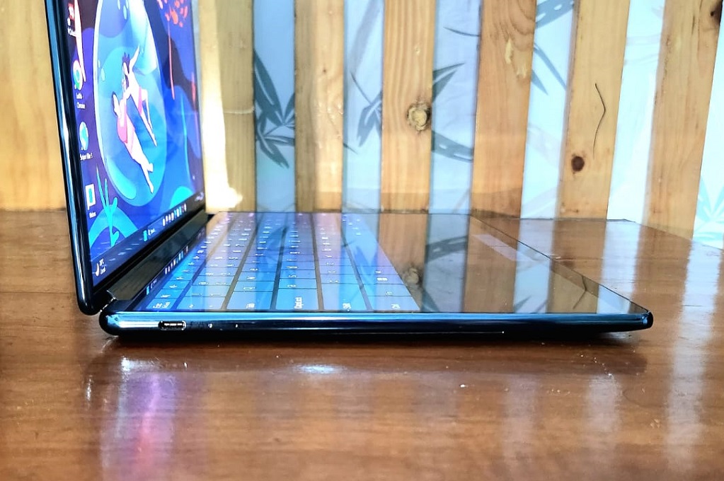 Lenovo Yoga Book 9i, Laptop Dua Layar Tanpa Keyboard