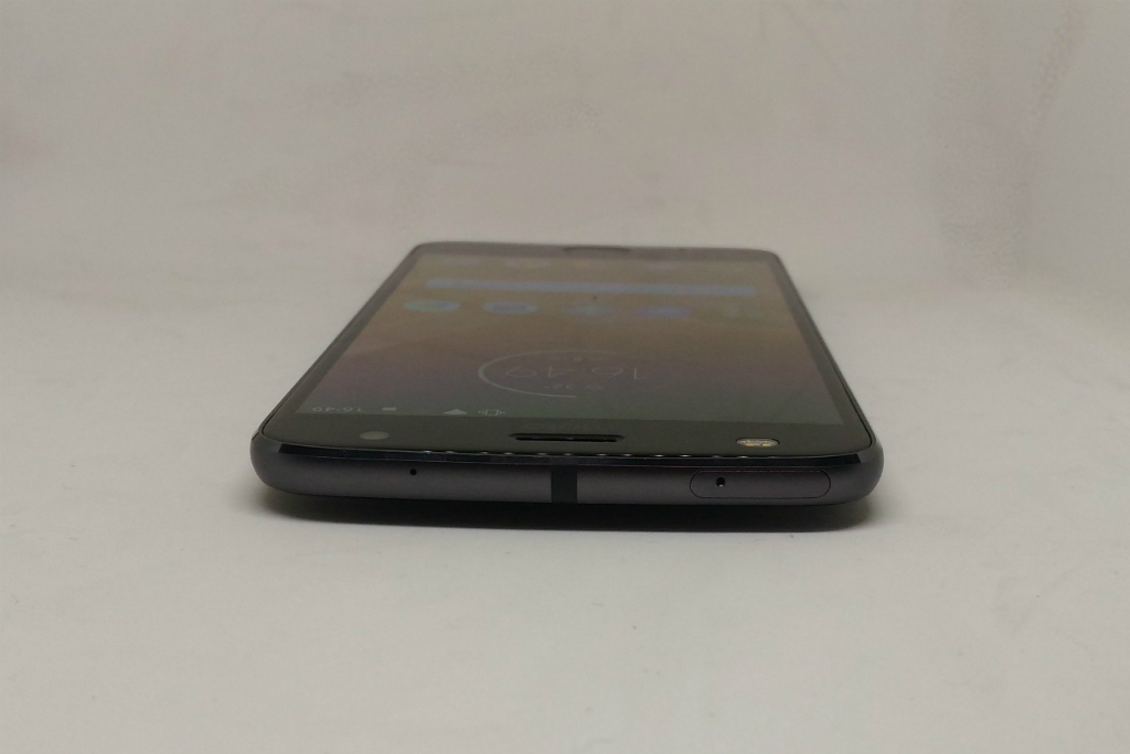 Motorola Moto Z2 Play, Kukuh dan Baterai Memuaskan