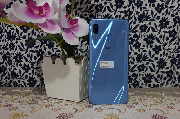 Samsung Galaxy A30, Terjangkau Bergaya Elegan