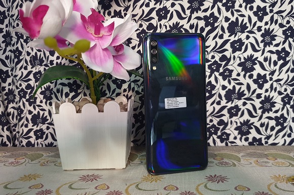 Samsung Galaxy A70, Layar Luas Tanpa Bongsor