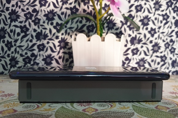 Samsung Galaxy A70, Layar Luas Tanpa Bongsor