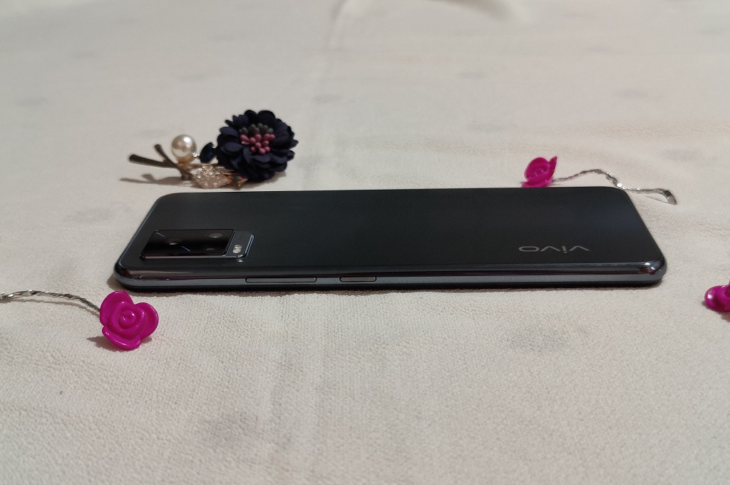 Review Vivo V20, Desain Menawan Kamera Lumayan