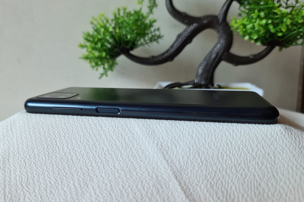 Samsung Galaxy M12, Desain Menarik di Kelasnya