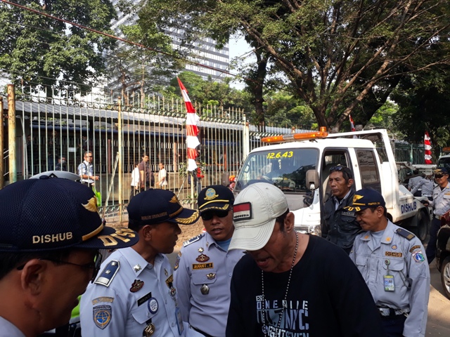 Penertiban Trotoar Diwarnai Adu Mulut