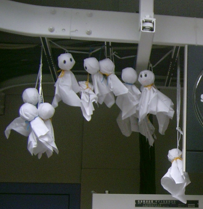 Teru teru bozu dianggap sebagai pawang hujan. Wikimedia Commons