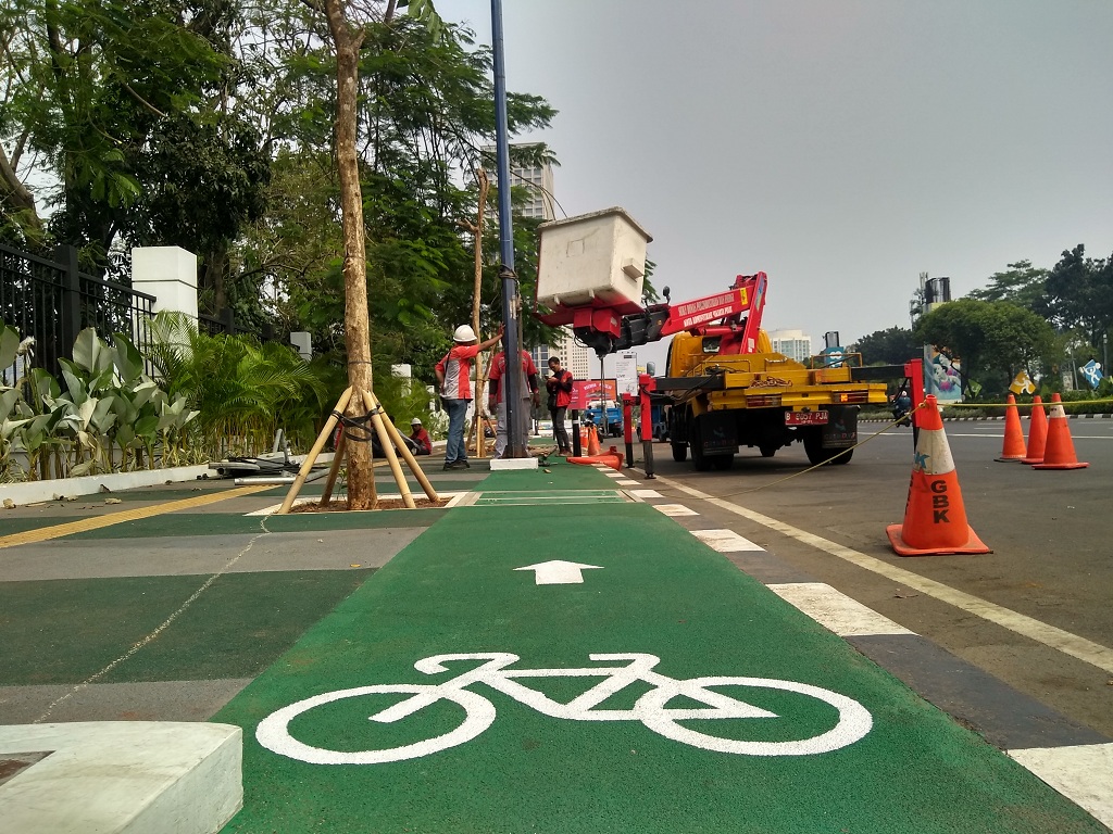 Pemprov DKI Bongkar Tiang Penghalang Jalur Sepeda