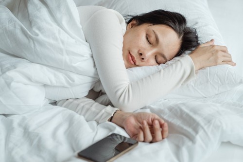 Tidur dengan tumpukan bantal dapat membantu atasi asam lambung naik. Pexels.