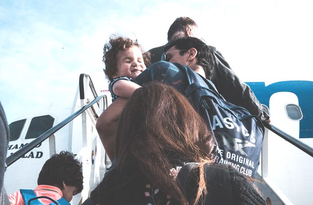 Tips Redakan Tantrum Anak saat Terbang