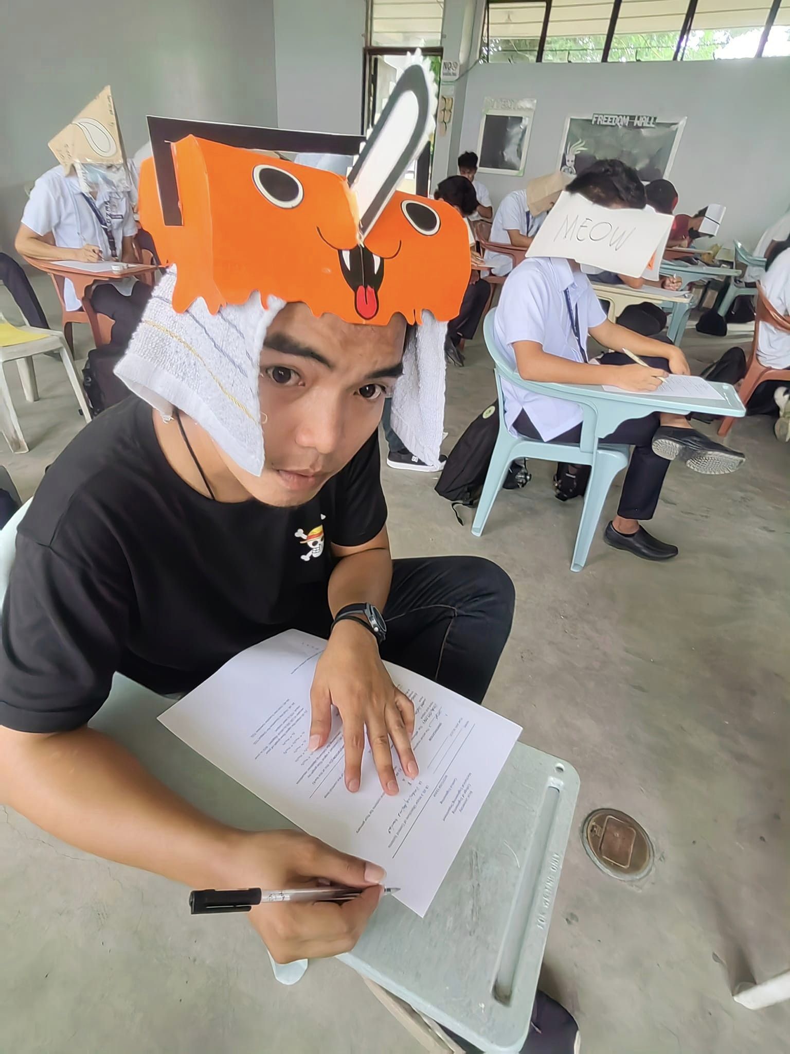 Viral, Mahasiswa di Filipina Pakai Topi Anti Nyontek saat Ujian, dari Kardus Telur sampai Topi Hokage