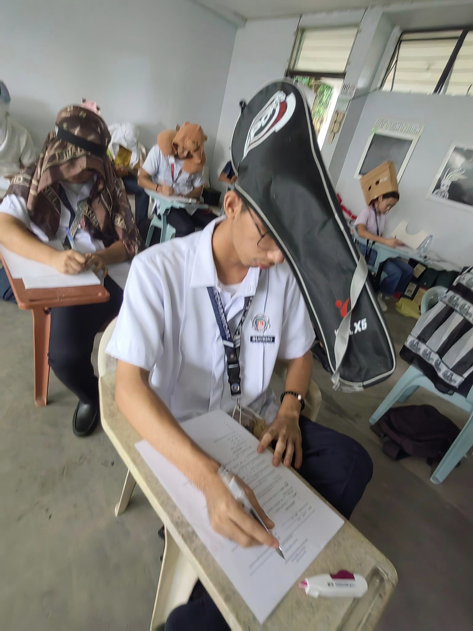 Viral, Mahasiswa di Filipina Pakai Topi Anti Nyontek saat Ujian, dari Kardus Telur sampai Topi Hokage