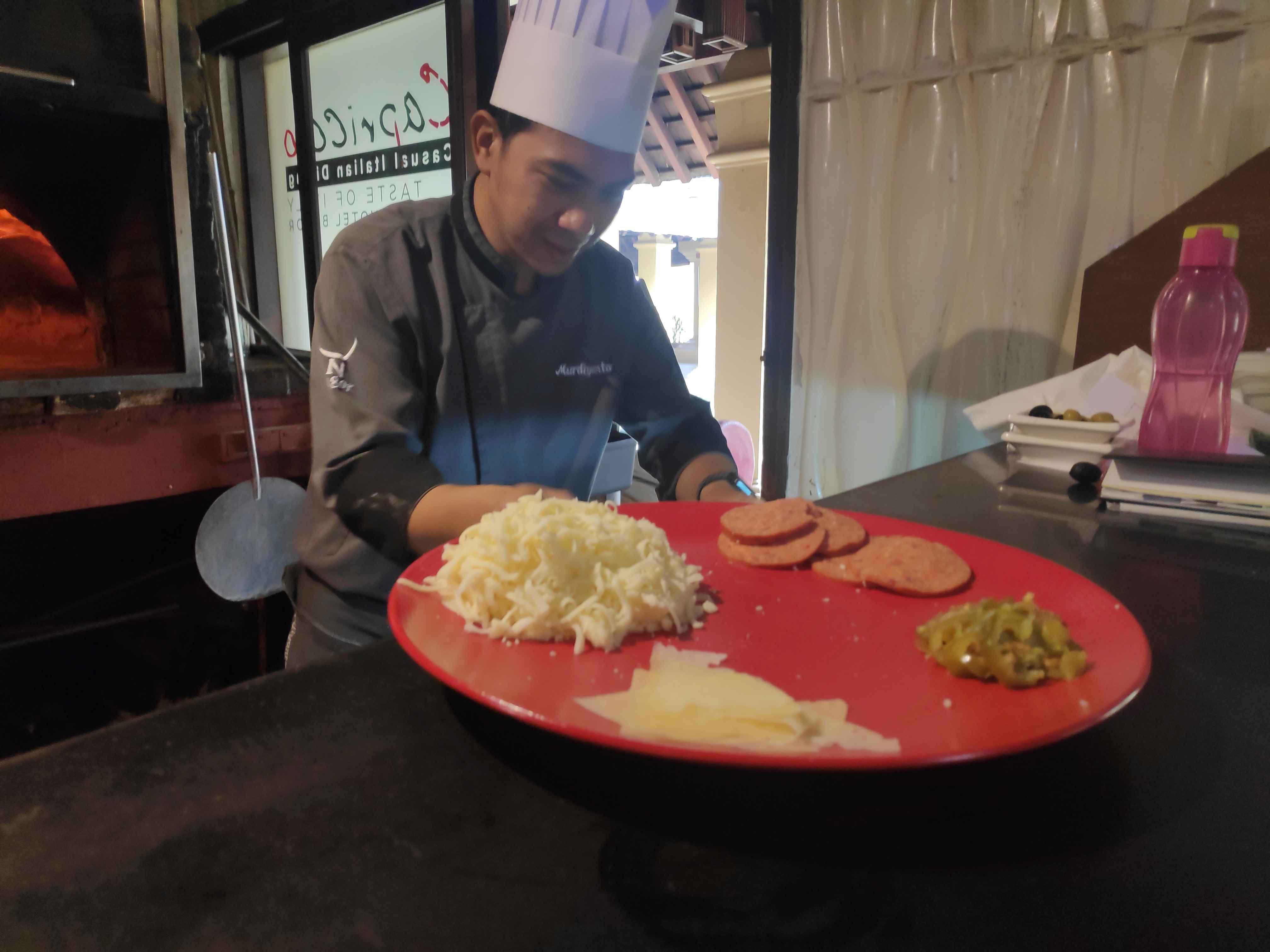 Menghidu Nuansa Kayu Rambutan pada Dinding Pizza