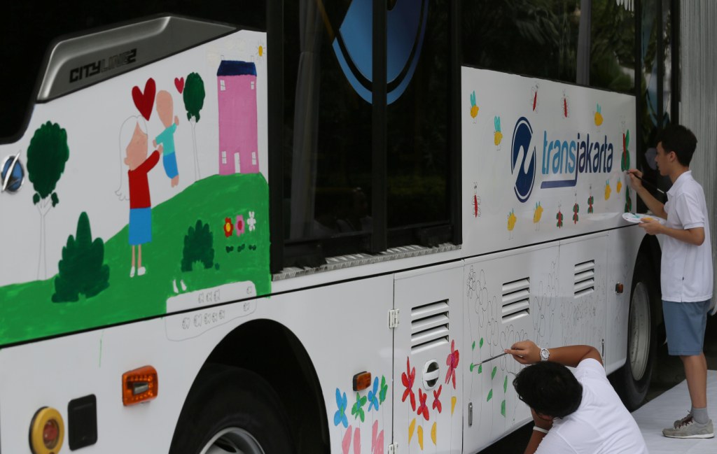 Bus TransJakarta Edisi Hari Kartini Karya Anak Spesial