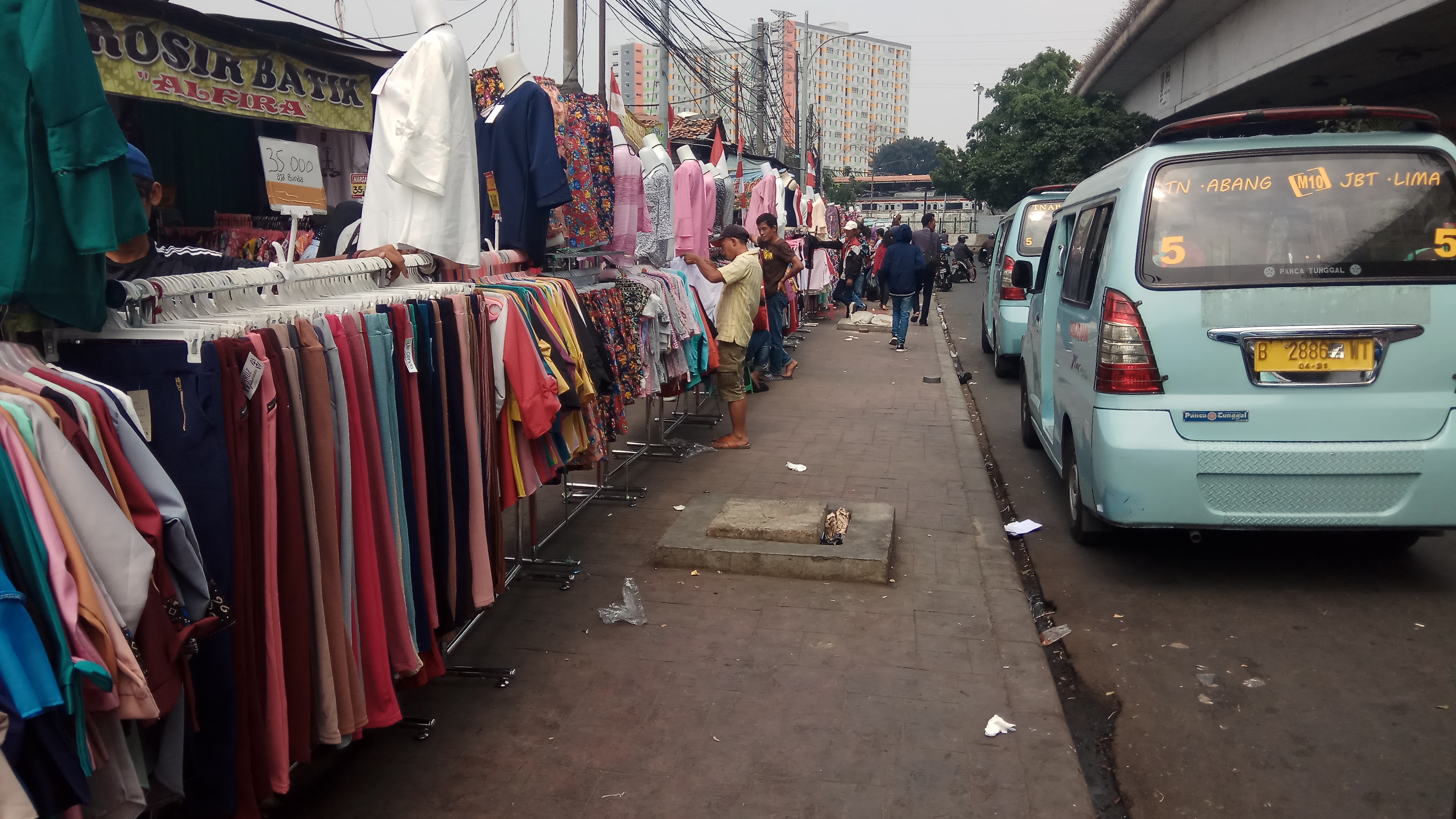 PKL Tanah Abang Kembali Kuasai Trotoar