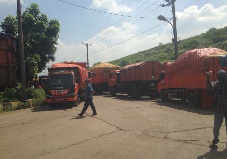Antrean Truk Sampah DKI di Bantar Gebang Mengular 1 Km