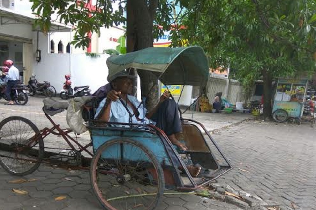 Penarik Becak Pertanyakan Nasib bila Trem Beroperasi di Surabaya
