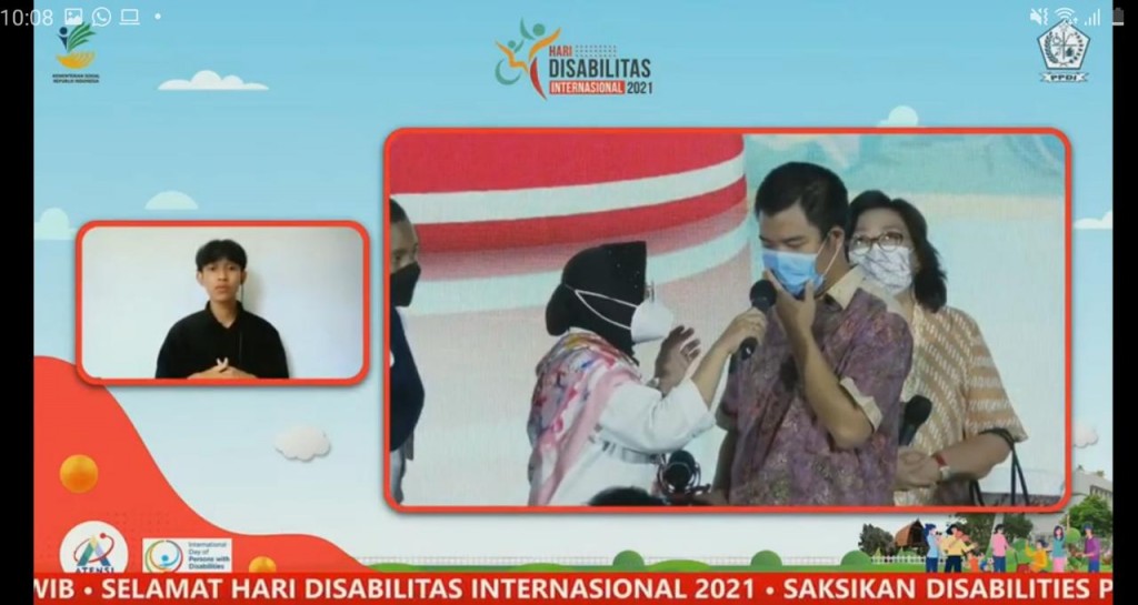 Mensos Risma paksa anak tunarungu bicara. Tangkapan layar