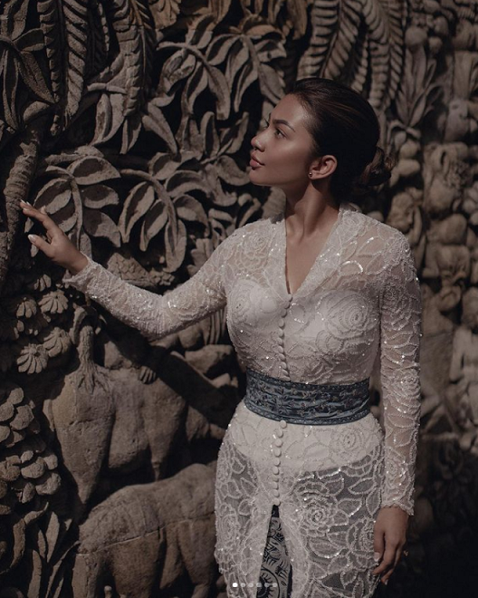 Unggahan Ariel Tatum usai menjalani ritual di Bali. Instagram @arieltatum