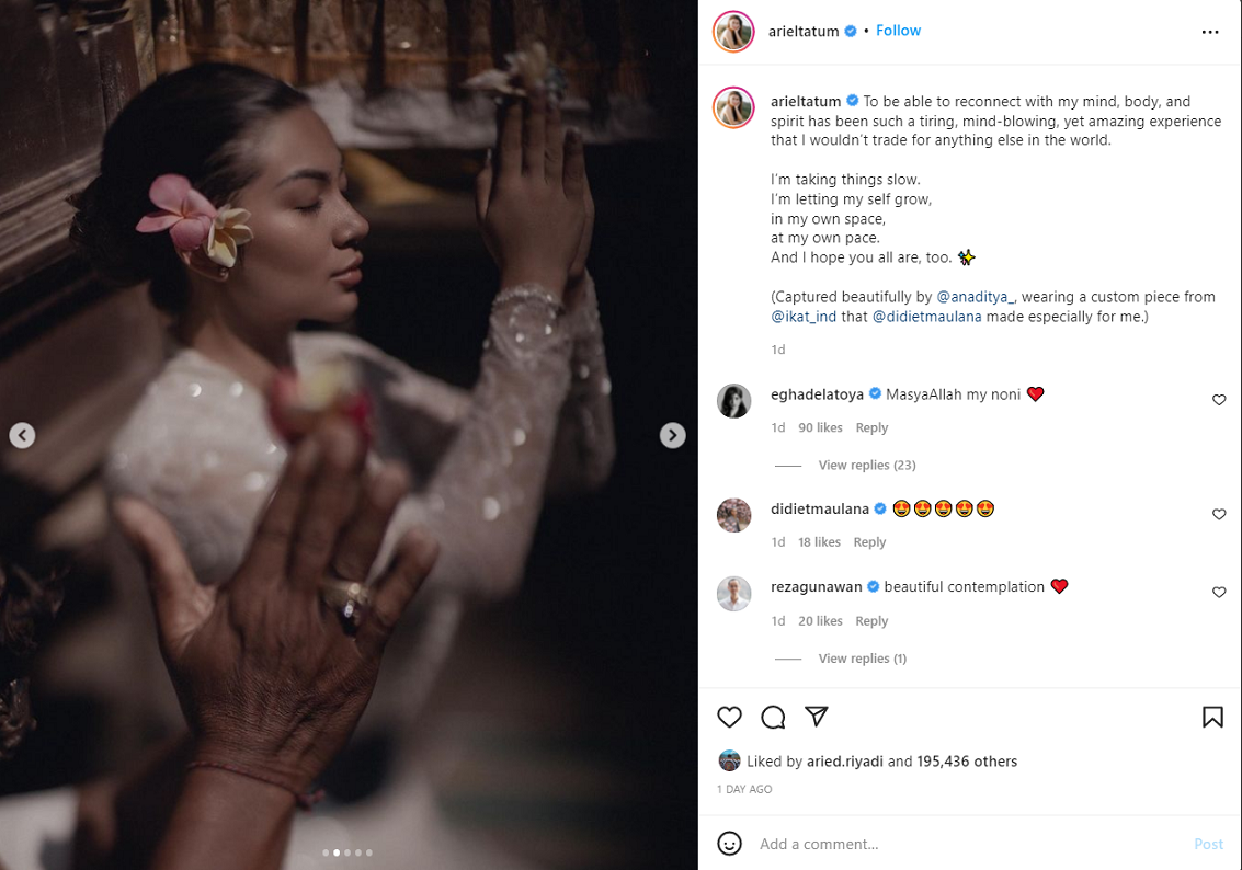 Unggahan Instagram Ariel Tatum menjalani ritual di Bali. Instagram @arieltatum