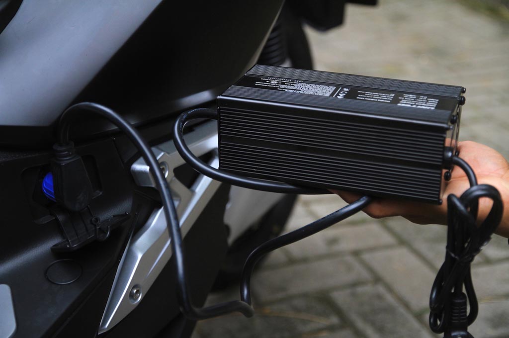 Kenali Cara Mengisi Daya Motor Listrik United T1800