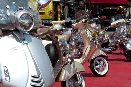 Ribuan Vespa Antik Hiasi Malioboro Yogyakarta