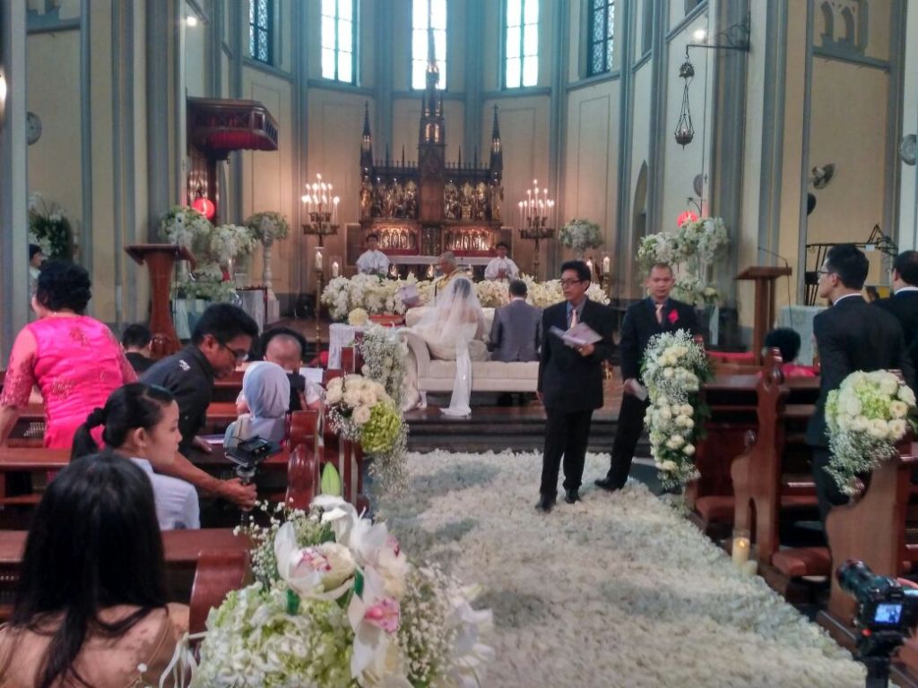 Aksi 112 tak Menghalangi Pengantin Menikah di Katedral