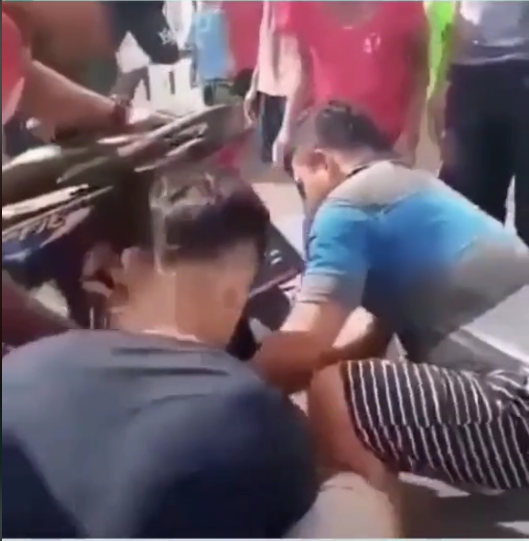 Video viral TikTok balita tersangkut di jari-jari ban motor belakang di Kota Tidore, Maluku Utara. TikTok @radar_cianjur.