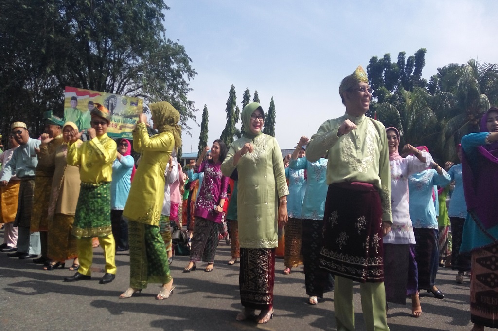 Aksi Warga Kota Pontianak Menari Japin di Pinggir Sungai Kapuas