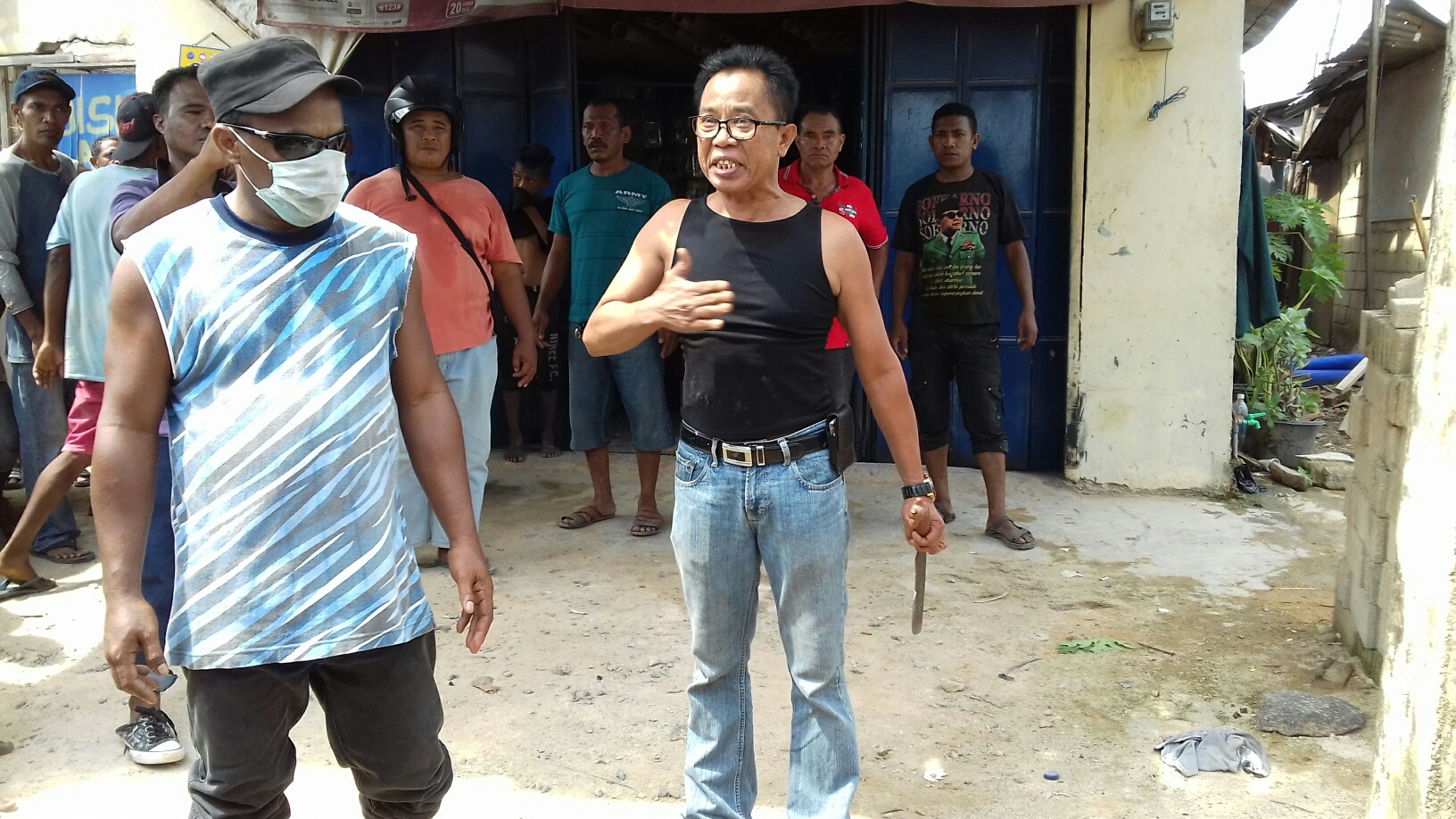 Penggusuran Ricuh, Warga Hunuskan Parang ke Petugas