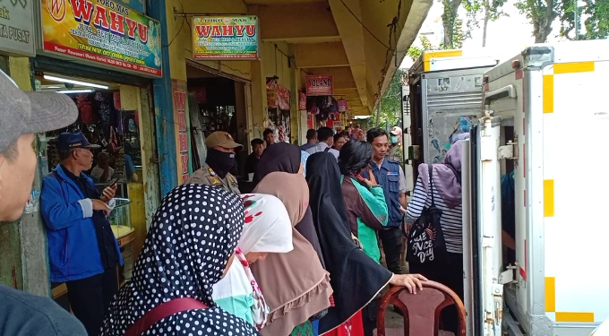 Warga Cempaka Putih Serbu Pasar Rawasari