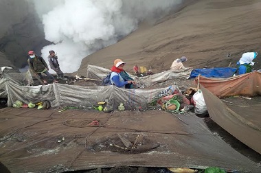 Adu Nasib di Bromo untuk Dapatkan Berkah Kasada