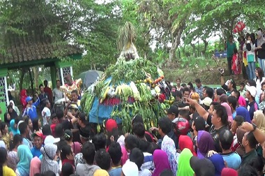 Pagi-pagi, Warga Berebut Gunungan Syawalan di Kendal