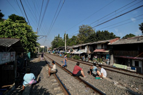 Warga berjemur (Foto MI/Andri Widiyanto)