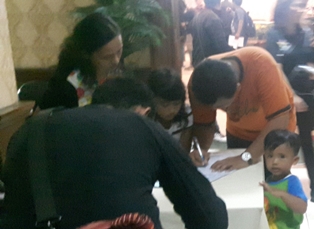 Korban Vaksin Palsu Datangi RS Harapan Bunda