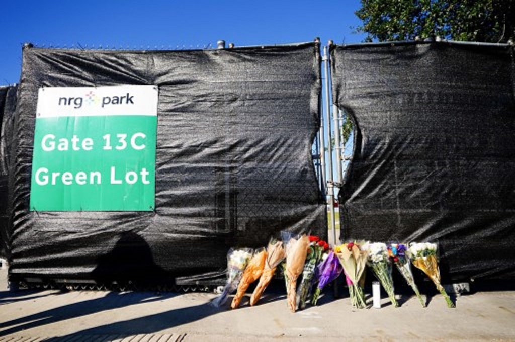 Warga meletakkan karangan bunga di lokasi festival musik tempat terjadinya kekacauan yang menewaskan 8 orang pada Jumat, 5 November 2021. (Alex Bierens de Haan / Getty AFP)