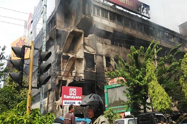 Terbakar Lebih 20 Jam, Tangga Bangunan Buana Plaza Ambruk