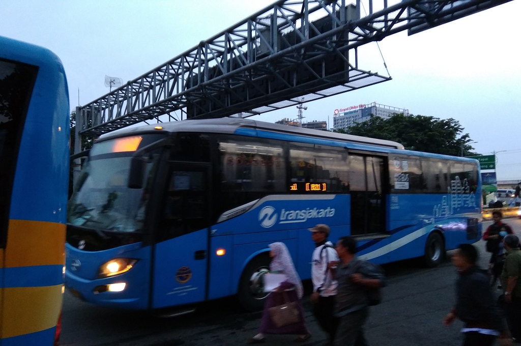 Aksi Mobil Genap <i>Nembus</i> Gerbang Tol Bekasi