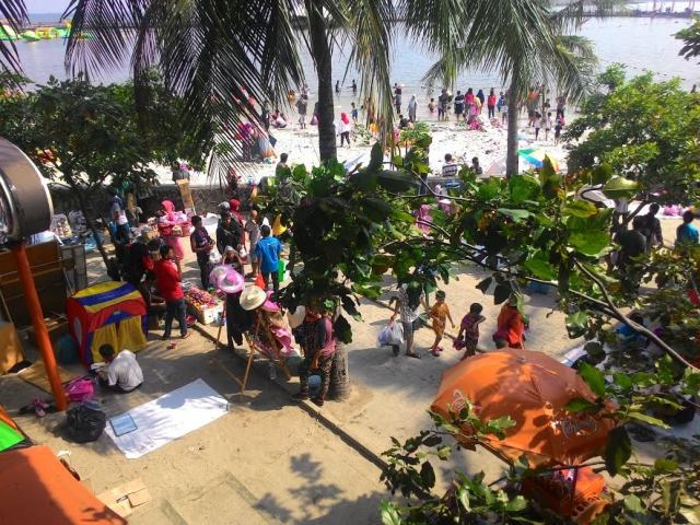 Pantai Ancol Diserbu Ribuan Pengunjung