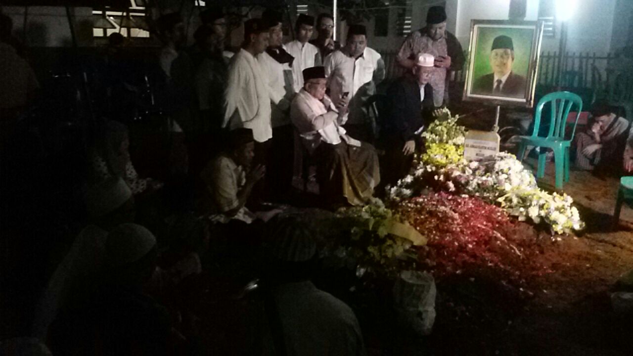 Warga Terus Berdatangan Berdoa di Pusara Kiai Hasyim