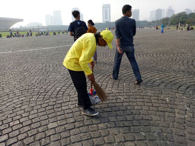 Kawasan Tugu Monas Bersih dari Sampah