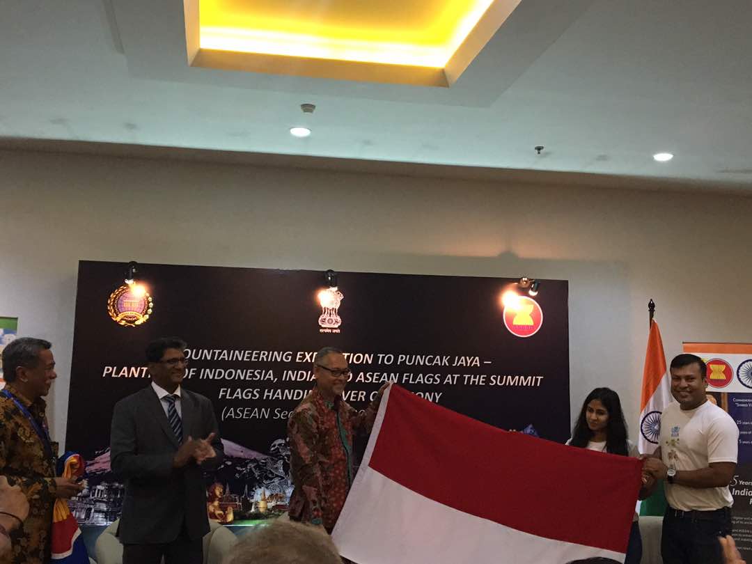 Bendera Ri Asean Dan India Akan Ditancapkan Di Puncak Jaya Medcom Id