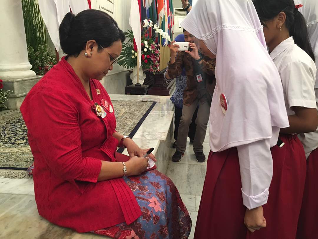 Rombongan Anak SD Berebut Tanda Tangan Menlu RI