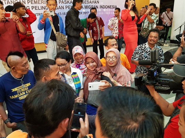 Menlu Retno Terima Penghargaan dari Serikat Buruh Migran Indonesia