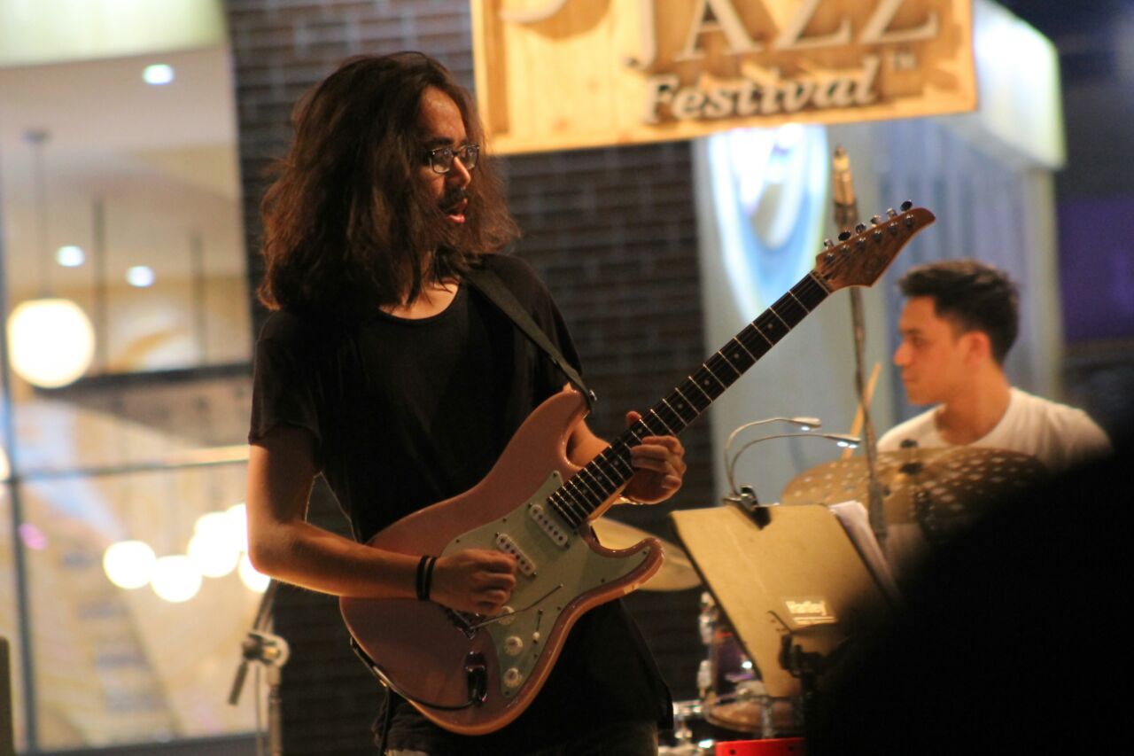 Kolaborasi Instrumentalia Mateus Asato dan Rafi Muhammad Trio di Java Jazz Festival 2018