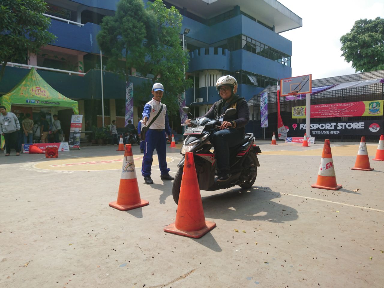 Puluhan <i>Custom Bike</i> Serbu SMA Tunas Jakasampurna