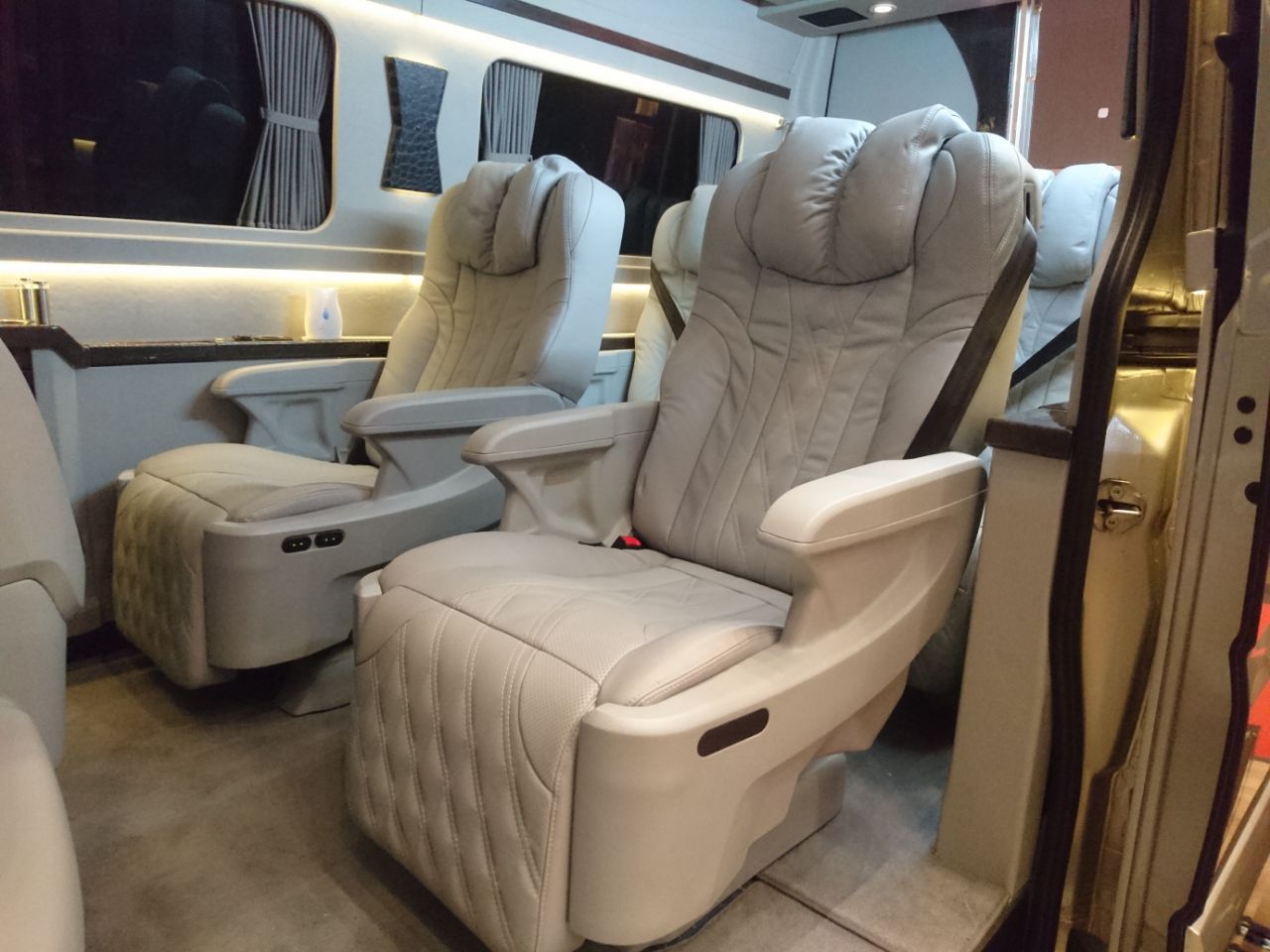 Kabin Mewah Mercedes Benz Sprinter A2 Ala Baze