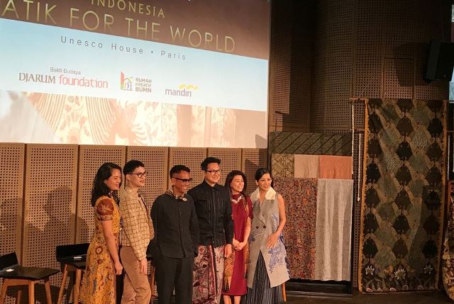 Oscar Lawalata Mengenalkan Batik ke Dunia Internasional