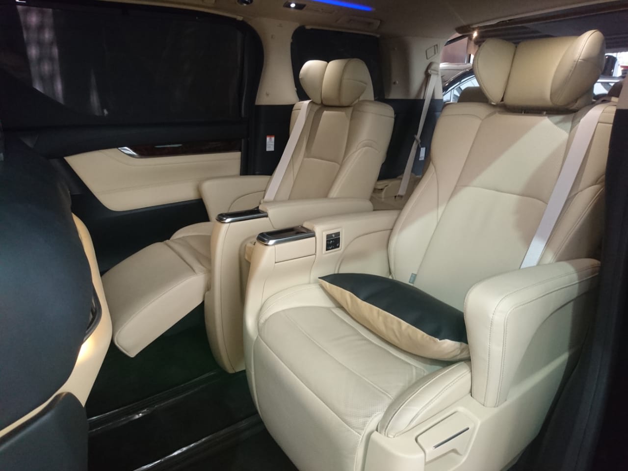 Kemewahan Kabin Toyota Alphard Lombardi RSE Advance